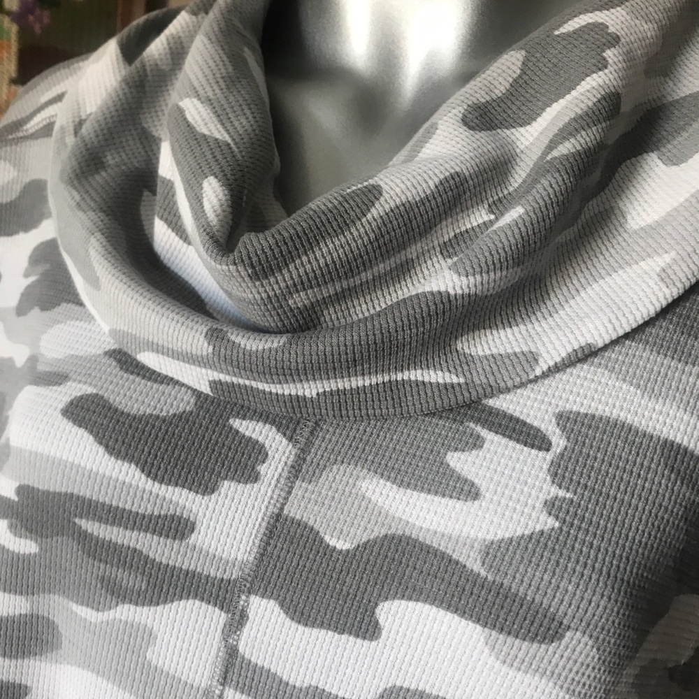 Lucky Brand Medium Grey Camo Waffle Knit Cowl Neck Sweatshirt Thermal Top - Picture 3 of 16
